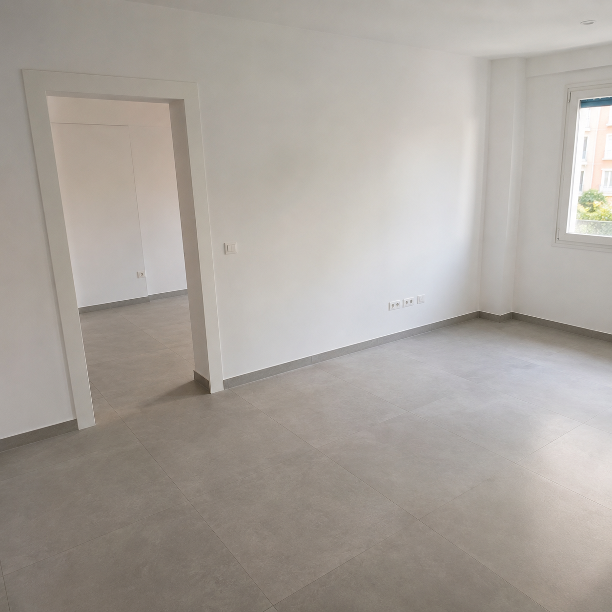 Vivienda con redistribución de espacios terminada, paredes nuevas y suelo de porcelánico